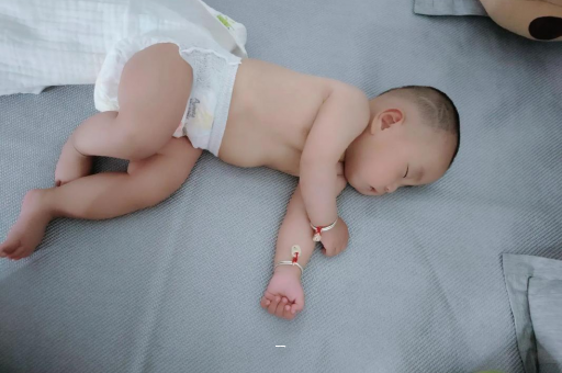 山南宝宝脸上有白色斑块 山南宝宝脸上有白色斑块